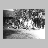 104-0052 Auf dem Hof bei Landwirt Laupichler. Margarete, Ernst, Gustav und Ernestine Laupichler.jpg